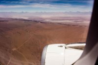 Anflug über der Atacama Wüste. Nach "don't worry" Fahrt zum Flughafen, weil uns der Fahrer der Agentur erst 45 Minuten vor Boarding im Hotel abholt. An Schlange vorbei und 12 Minuten vor Schliessen des Fluges geben wir unser Gepäck ab.